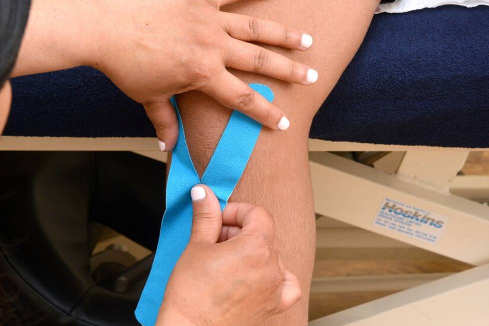 taping the knee at the croydon osteopathy clinic